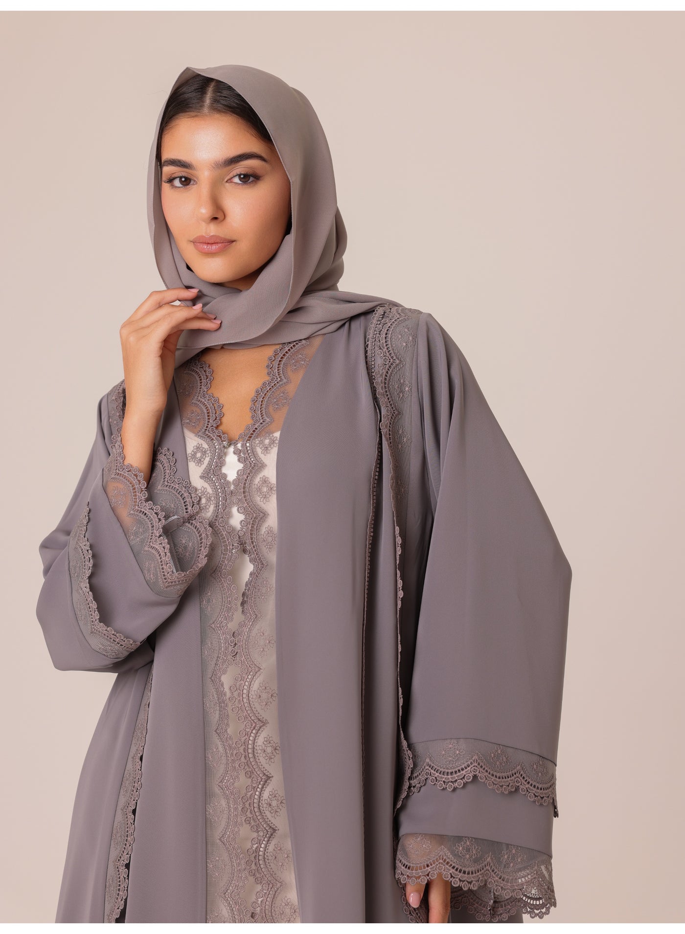 عباية مطرزة بتفاصيل الغسق رمادي